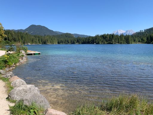 Am Ufer des Hintersees in Ramsau bei Berchtesgaden
