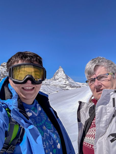 Wir beide mit dem Matterhorn Zwei Personen mit Skiausrüstung vor dem Matterhorn