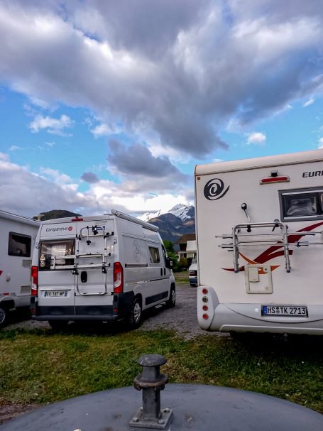 Unser Stellplatz in Faverges Zwei Wohnmobile auf Campingplatz mit Blick auf die Alpen