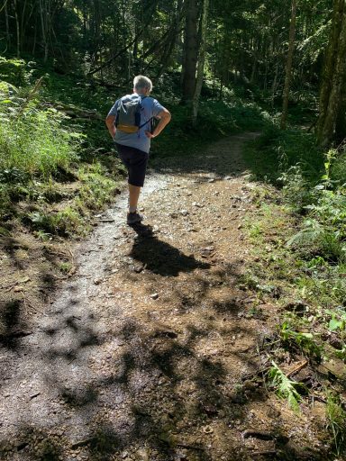 Wanderin in Berchtesgaden auf einem Weg