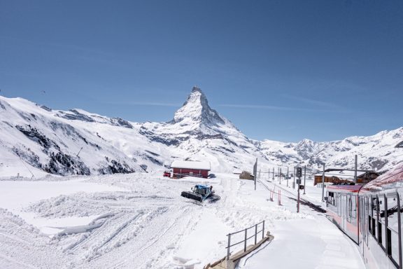 Matterhorn mit Gebäuden und Aussichtsbereich im Vordergrund