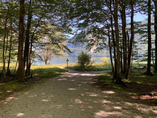 Wanderweg auf St. Bartholomä mit Blick auf den Königssee