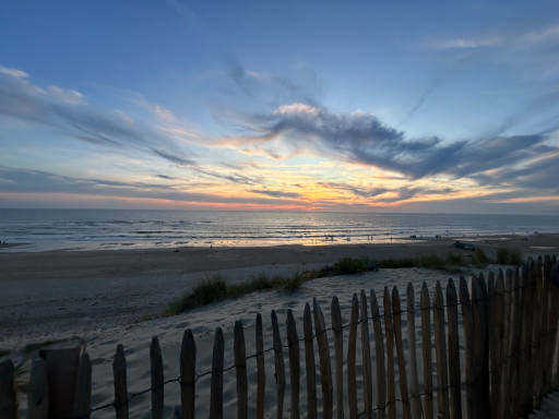 Sonnenuntergang über dem Atlantik mit Strand und Wolken