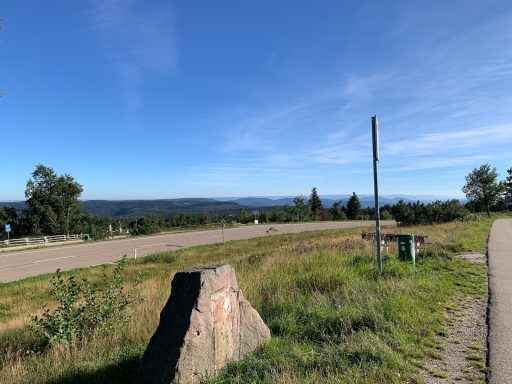 Parken auf der Parkplatzhöhenstraße mit weitem Ausblick bis in die Schweiz