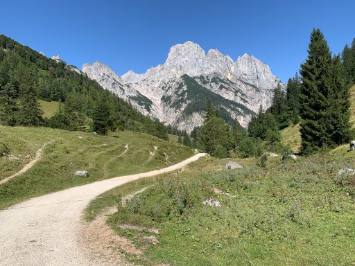 Wanderweg an der Bindalm in den Ramsauer Dolomiten