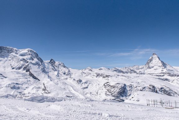 Panoramablick auf schneebedeckte Alpenlandschaft