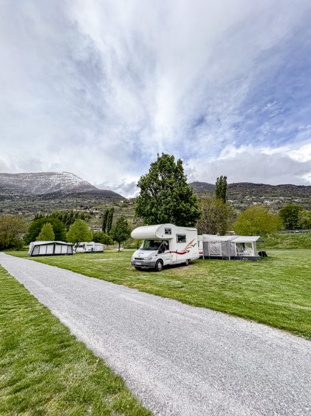 Unser Stellplatz in Visp Wohnmobil auf grünem Campingplatz mit Bergblick in der Schweiz
