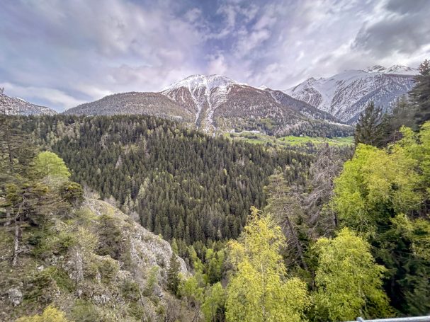 Eine Aussicht wie gemalt Berglandschaft mit hohen Gipfeln und grünen Wäldern