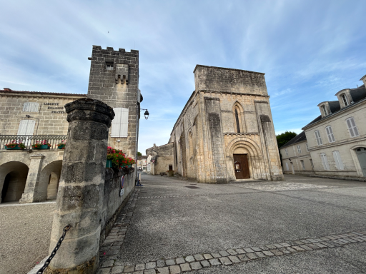 Historische Kirche und Gebäude in französischem Dorf