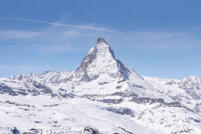 Einmal Matterhorn in riesig Matterhorn mit schneebedeckten Bergen unter blauem Himmel