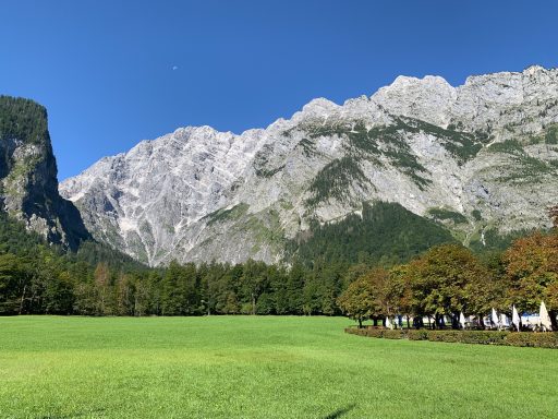 St. Bartholomä mit der Ostwand des Watzmanns am Königssee