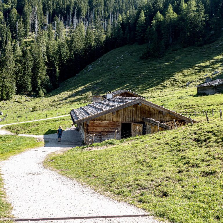 Almhütte am Wanderweg in den Alpen Wanderweg mit Almhütte in den Berchtesgadener
