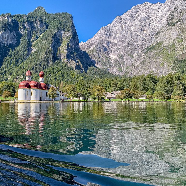 Bootsfahrt und Rundgang am Königssee Königssee mit Boot und Blick auf Wasser - Szene aus dem Reisebericht Berchtesgadener Land