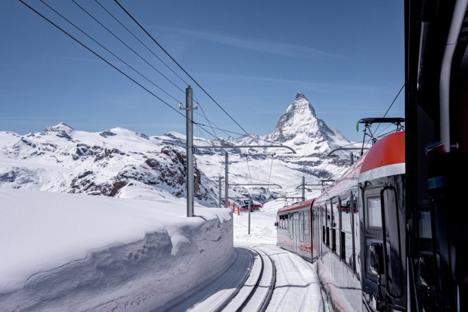Gornergratbahn mit Blick aufs Matterhorn Zug fährt durch verschneite Landschaft mit Blick auf das Matterhorn