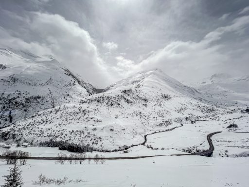 Winterliches Hochtal mit schneebedeckten Bergen