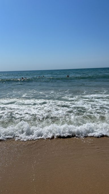 Wellen des Atlantiks rollen auf den Sandstrand zu