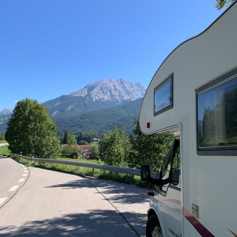 Anfahrt über die Alpenstraße Wohnmobil mit Bergen im Hintergrund - Anfahrt zum Berchtesgadener Land