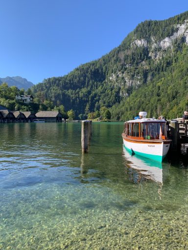 Boot auf dem Königssee mit glasklarem Wasser