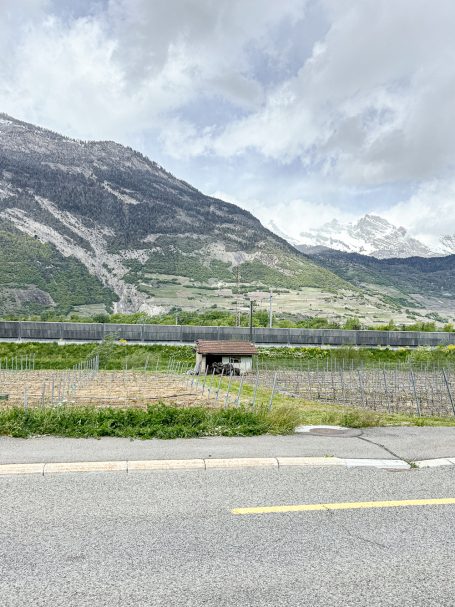 Unterwegs in der Schweiz Alpenlandschaft mit Bergen und Wolken am Straßenrand