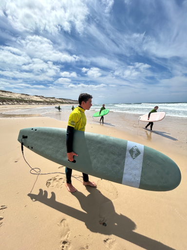 Surfer mit Board am Strand von Le Pin Sec