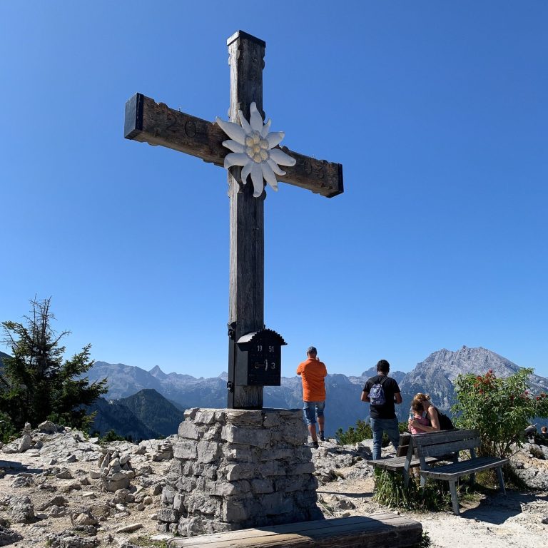 Gipfelkreuz am Kehlstein Gipfelkreuz am Kehlstein mit Blick über die Berglandschaft
