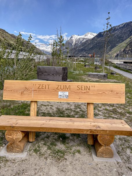Ein kleiner Ruhepunkt zum Nachdenken Holzbänke in der Natur mit Blick auf die Alpen