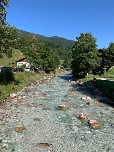 Das kalte und klare Wasser der Ramsauer Ache im Berchtesgadener Land
