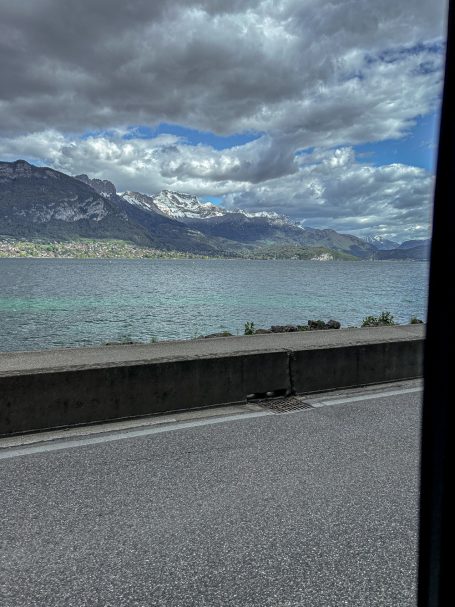 Der See von Annecy Bergsee in der Nähe von Annecy mit Alpen im Hintergrund
