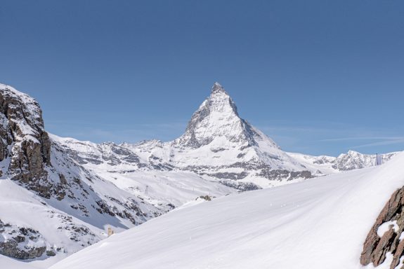 Matterhorn mit verschneiter Berglandschaft im Vordergrund