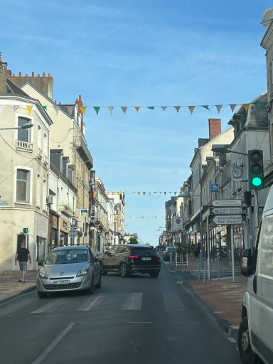 Belebte Straße mit Geschäften in französischer Kleinstadt