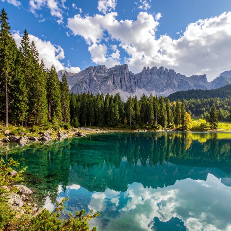 Inspiration für entspannte Campingreisen Ruhiger Bergsee als Symbol für Inspiration und Entspannung beim Camping