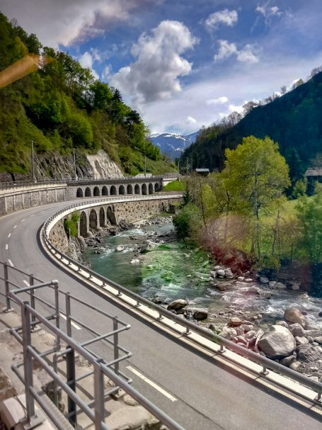 Vorbei an Flüssen und Bächen Straße entlang eines Flusses in alpiner Umgebung