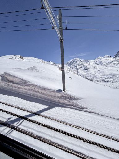 Schneebedeckte Bahnstrecke in hochalpiner Umgebung