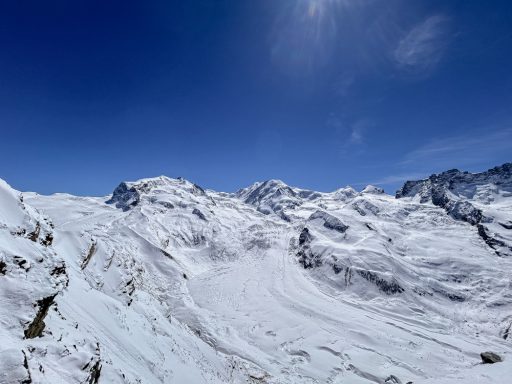 Weite Hochgebirgslandschaft mit Schnee und Felsen