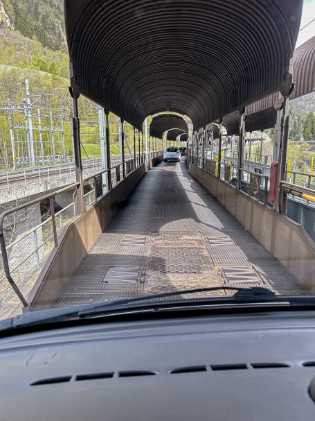 Der Autozug Überdachte Auffahrtsrampe für Fahrzeuge