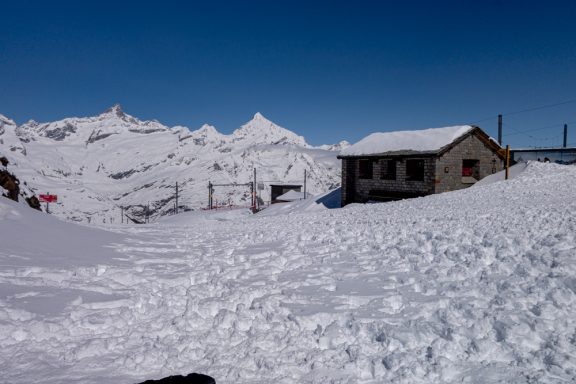 Gebäude im Schnee auf hochalpinem Gelände