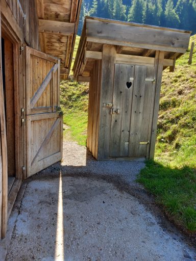 Die sanitäre Anlage an der Bindalm in den Berchtesgadener Alpen