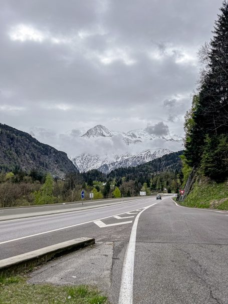 Auf dem Weg nach Chamonix Schneebedeckte Berglandschaft mit Straße im Vordergrund