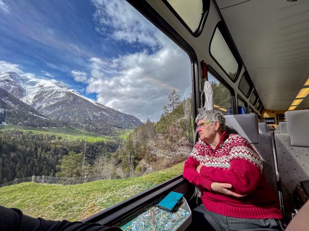 Ausblick auf die Alpen Blick aus dem Zugfenster auf alpine Berglandschaft