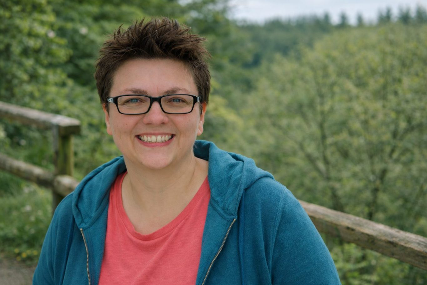 Portrait von mir in sommerlicher Landschaft – persönliche Campingreiseplanerin von Camping-Explorer