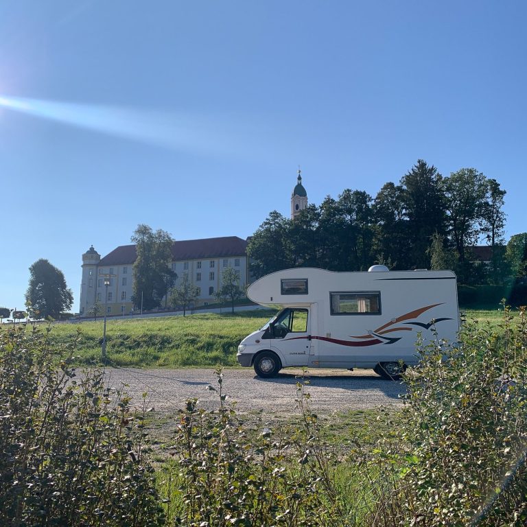 Erste Übernachtung am Klosterplatz Wohnmobil auf Stellplatz unterhalb eines barocken Klosters - erste Etappe der Reise